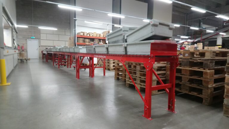 Gravitatsiooline rull konveier logistikakeskuses