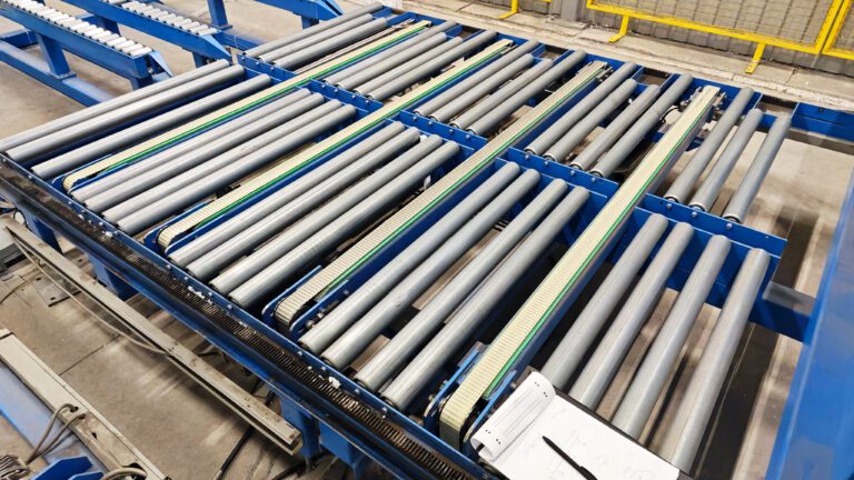 Rullkonveier ristilaadimisega kaubaaluste transportimiseks logistikakeskuses