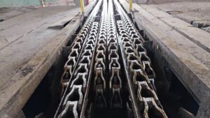 Kettkonveier raskete toodete transportimiseks tootmises