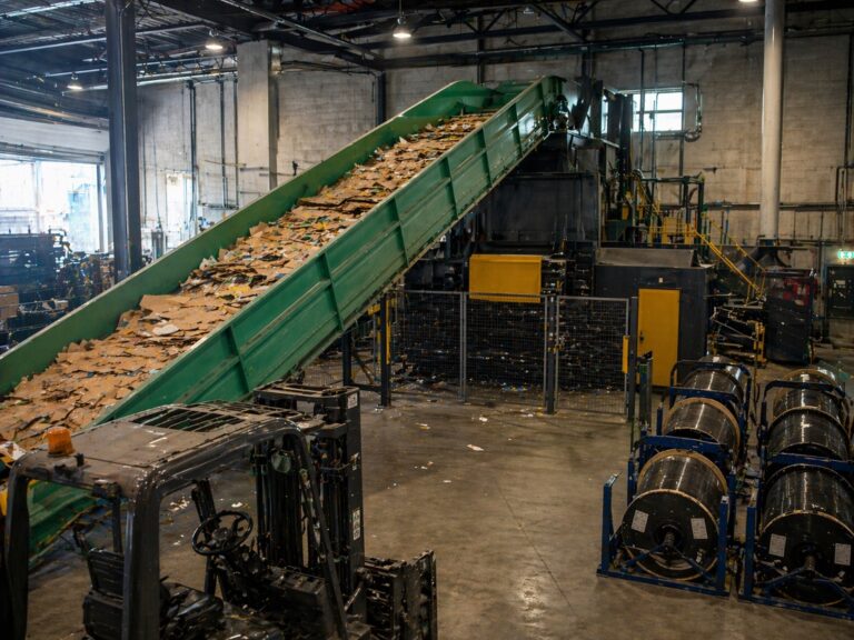 Kett-lintkonveier transpordib C&I pressi jäätmejaamas