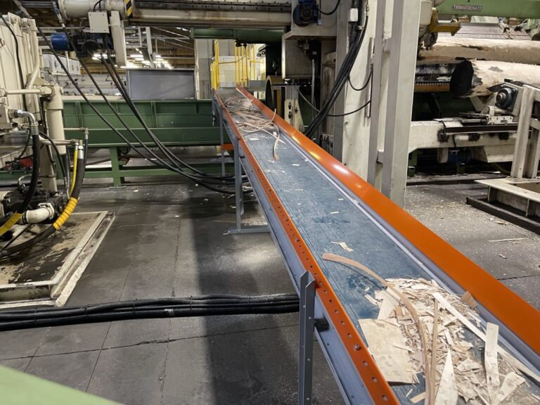 Konvejeris su lygia pvc juosta medienos pramonės atliekoms transportuoti