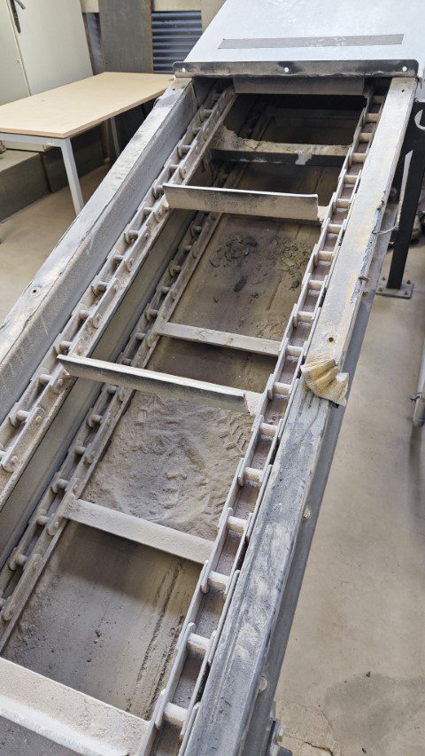 Kraapkonveier kahe ketiga hakkepuidu transportimiseks elektrijaamas