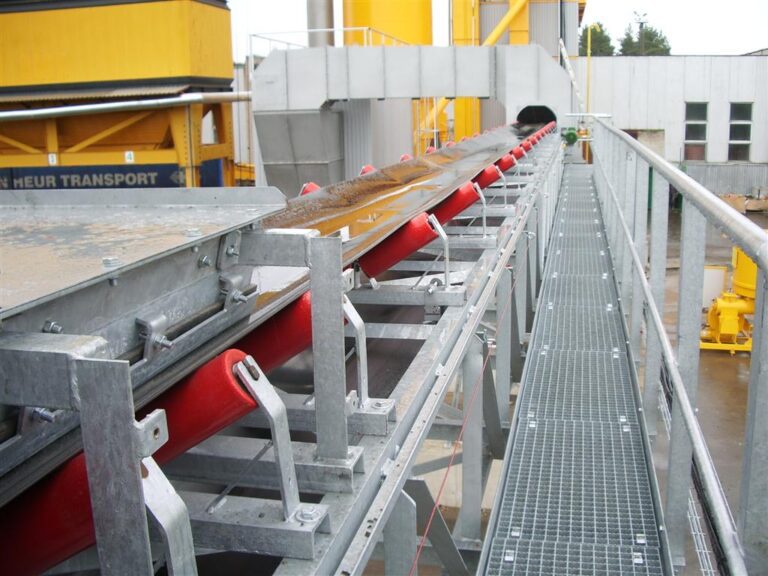 Konvejeris su gumine transporterio juosta, tvirtu fermi laikančiuoju rėmu ir atvira techninės priežiūros platforma, skirtas birioms medžiagoms gabenti karjeruose.