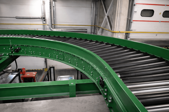 Rullkonveier ajamiga logistikakeskuses kaupade sorteerimiseks